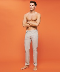 Uomo Altri Stampato - Pantaloni uomo stampati a 5 tasche Micro Dot, Caviale vista frontale indossata