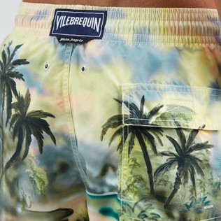 foto di Uomo Classico Stampato - Costume da bagno uomo Graffiti Jungle 360- Vilebrequin x Palm Angels, Sicomoro dettagli vista 2 foto di Uomo Classico Stampato - Costume da bagno uomo Graffiti Jungle 360- Vilebrequin x Palm Angels, Sicomoro dettagli vista 2