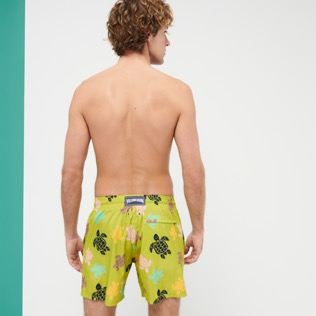 Ultraleichte und verstaubare Ronde Des Tortues Multicolore Badeshorts für Herren Matcha Rückansicht getragen