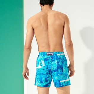Photo de Homme CLASSIQUE STRETCH Imprimé - Maillot de bain court stretch homme Patchwork Shooting, Azur vue portée de dos Photo de Homme CLASSIQUE STRETCH Imprimé - Maillot de bain court stretch homme Patchwork Shooting, Azur vue portée de dos