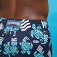 Homme CLASSIQUE COURT Imprimé - Maillot de bain homme Stretch Court- Plastic Odyssey x Vilebrequin, Bleu marine vue de détail 3