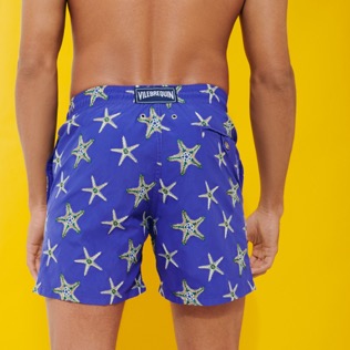 Herren Bestickte Bestickt - Starfish Dance Badeshorts mit Stickerei für Herren – Limitierte Serie, Purple blue Rückansicht getragen