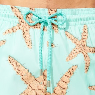 foto di Uomo Classico ultraleggero Stampato - Costume da bagno uomo ultraleggero e ripiegabile Sand Starlettes, Laguna dettagli vista 1 foto di Uomo Classico ultraleggero Stampato - Costume da bagno uomo ultraleggero e ripiegabile Sand Starlettes, Laguna dettagli vista 1