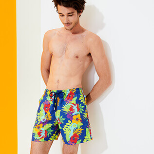 Photo de Homme CLASSIQUE Imprimé - Maillot de bain homme Les Geckos, Bleu batik vue portée de face Photo de Homme CLASSIQUE Imprimé - Maillot de bain homme Les Geckos, Bleu batik vue portée de face