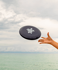 Frisbee Blu marine vista frontale indossata