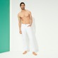 Uomo Altri Unita - Pantaloni uomo a 5 tasche tinta unita, Bianco vista frontale indossata