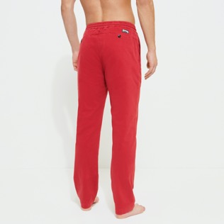 Homme AUTRES Imprimé - Pantalon jogging homme en gabardine imprimé Micro Dot, Rouge vue portée de dos