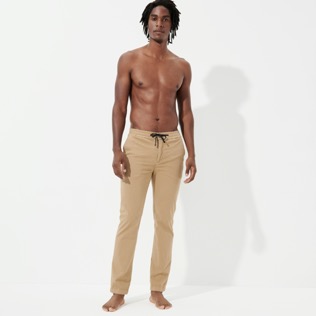 Uomo Altri Unita - Pantaloni da jogging uomo in gabardine, Nuts vista frontale indossata