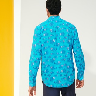 Andere Bedruckt - 2018 Prehistoric Fish Unisex Sommerhemd aus Baumwollvoile, Aquamarin blau Rückansicht getragen