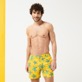 Herren Andere Bedruckt - Madrague Badeshorts mit Stretch und flachem Bund für Herren, Yellow Vorderseite getragene Ansicht