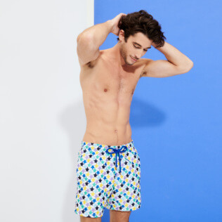 的图片 男款 Embroidered 绣 - Men Swimwear Embroidered - Limited Edition, White 正面穿戴视图 的图片 男款 Embroidered 绣 - Men Swimwear Embroidered - Limited Edition, White 正面穿戴视图