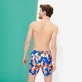 Herren Klassische dünne Stoffe Bedruckt - Ultraleichte und verstaubare 2019 Watercolor Turtles Badeshorts für Herren, Sea blue Rückansicht getragen