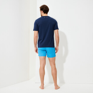 Hombre Autros Liso - Camiseta de algodón orgánico de color liso para hombre, Azul marino vista trasera desgastada