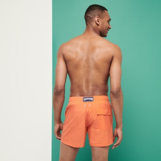 男款 Stretch classic 纯色 - 男士 Micro Ronde des Tortues 弹力泳裤, Guava 背面穿戴视图