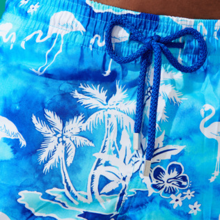 Imagen de Hombre Clásico largon Estampado - Bañador largo con estampado 2012 Flamants Roses para hombre, Laguna detalles vista 2 Imagen de Hombre Clásico largon Estampado - Bañador largo con estampado 2012 Flamants Roses para hombre, Laguna detalles vista 2