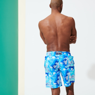 Imagen de Hombre Clásico largon Estampado - Bañador largo con estampado 2012 Flamants Roses para hombre, Laguna vista trasera desgastada Imagen de Hombre Clásico largon Estampado - Bañador largo con estampado 2012 Flamants Roses para hombre, Laguna vista trasera desgastada