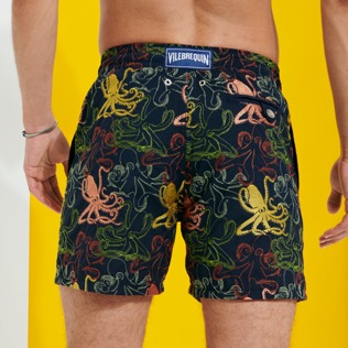 Herren Andere Bestickt - Octopussy Badeshorts mit Stickerei für Herren – Limitierte Serie, Marineblau Rückansicht getragen