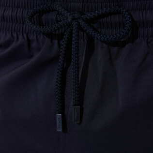 Imagen de Hombre Short Clásico Liso - Bañador corto, elástico y ajustado liso para hombre, Azul marino detalles vista 2 Imagen de Hombre Short Clásico Liso - Bañador corto, elástico y ajustado liso para hombre, Azul marino detalles vista 2