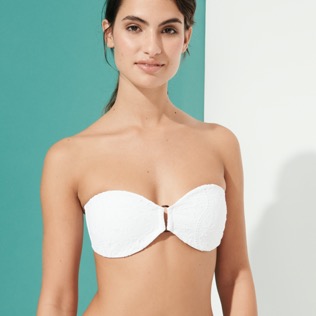 Mujer Bandeau Bordado - Top de bikini de corte bandeau con bordado inglés para mujer, Blanco vista frontal desgastada