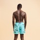 Hombre Clásico Estampado - Men Swimwear Graphic Fish - Vilebrequin x La Samanna, Lazulii blue vista trasera desgastada