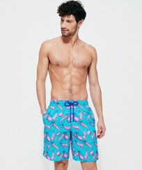Hombre Short Clásico Estampado - Men Long Ultra-light and packable Swimwear Crevettes et Poissons, Curazao vista frontal desgastada