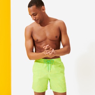 Bild von Herren Klassische Bedruckt - 2017 Tortues Hypnotiques Badeshorts für Herren, Lemongrass Vorderseite getragene Ansicht Bild von Herren Klassische Bedruckt - 2017 Tortues Hypnotiques Badeshorts für Herren, Lemongrass Vorderseite getragene Ansicht