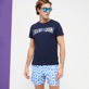 Herren Andere Bedruckt - Batik Fishes T-Shirt aus Baumwolle für Herren, Marineblau Details Ansicht 4