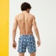 Uomo Altri Stampato - Costume da bagno uomo con cintura piatta stretch Batik Fishes, Blu marine vista indossata posteriore
