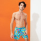 Uomo Classico stretch Stampato - Costume da bagno uomo - Vilebrequin x Derrick Adams, Swimming pool vista frontale indossata