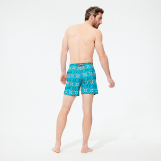 Imagen de Hombre Clásico Bordado - Bañador con bordado Sweet Fishes para hombre - Edición limitada, Azurin vista trasera desgastada Imagen de Hombre Clásico Bordado - Bañador con bordado Sweet Fishes para hombre - Edición limitada, Azurin vista trasera desgastada