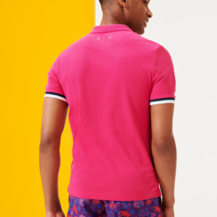 Imagen de Hombre Autros Liso - Polo en piqué de algodón de color liso para hombre, Shocking pink vista trasera desgastada Imagen de Hombre Autros Liso - Polo en piqué de algodón de color liso para hombre, Shocking pink vista trasera desgastada