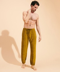 Uomo Altri Unita - Pantaloni unisex in spugna tinta unita, Corteccia vista frontale indossata