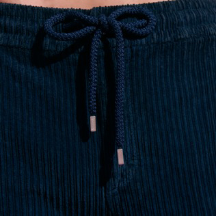 Pantalones de chándal de pana de líneas grandes de color liso para hombre Azul marino detalles vista 3