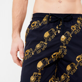 Homme CLASSIQUE Brodé - Maillot de bain Homme Brodé Elephants Dance - Édition Limitée, Bleu marine supp1 Homme CLASSIQUE Brodé - Maillot de bain Homme Brodé Elephants Dance - Édition Limitée, Bleu marine supp1