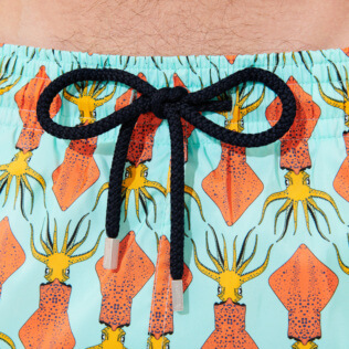 Bild von Herren Klassische dünne Stoffe Bedruckt - Ultraleichte und verstaubare 2008 Graphic Squids Badeshorts für Herren , Lagune Details Ansicht 2 Bild von Herren Klassische dünne Stoffe Bedruckt - Ultraleichte und verstaubare 2008 Graphic Squids Badeshorts für Herren , Lagune Details Ansicht 2