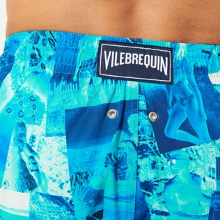 Photo de Homme CLASSIQUE STRETCH Imprimé - Maillot de bain court stretch homme Patchwork Shooting, Azur vue de détail 3 Photo de Homme CLASSIQUE STRETCH Imprimé - Maillot de bain court stretch homme Patchwork Shooting, Azur vue de détail 3