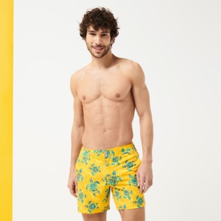 男款 Stretch classic 印制 - 男士 Turtles Madrague 平腰带弹力泳裤, Yellow 正面穿戴视图