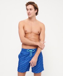 男款 Ultra-light classique 印制 - Men Swimwear Ultra-light and packable Micro Ronde Des Tortues, Sea blue 正面穿戴视图