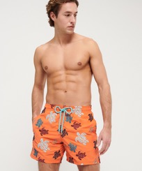 男款 Classic 绣 - 男士 Ronde Des Tortues 泳裤, Guava 正面穿戴视图