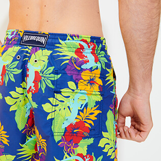 Photo de Homme CLASSIQUE Imprimé - Maillot de bain homme Les Geckos, Bleu batik vue de détail 1 Photo de Homme CLASSIQUE Imprimé - Maillot de bain homme Les Geckos, Bleu batik vue de détail 1