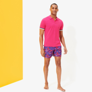 Imagen de Hombre Autros Liso - Polo en piqué de algodón de color liso para hombre, Shocking pink detalles vista 3 Imagen de Hombre Autros Liso - Polo en piqué de algodón de color liso para hombre, Shocking pink detalles vista 3