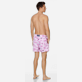 男款 Classic 印制 - 男士海滩版欲乐印花泳裤, Pale pink 背面穿戴视图
