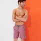 Herren Klassische lange Bedruckt - Lange Indian Ceramic Badeshorts für Herren, Pink berries frontworn Herren Klassische lange Bedruckt - Lange Indian Ceramic Badeshorts für Herren, Pink berries frontworn