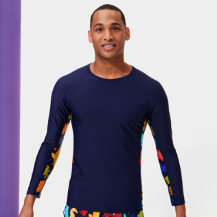 Photo de Homme AUTRES Imprimé - T-shirt anti UV homme manches longues 1999 Focus, Saphir vue portée de face Photo de Homme AUTRES Imprimé - T-shirt anti UV homme manches longues 1999 Focus, Saphir vue portée de face
