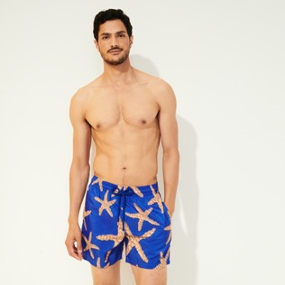 Bild von Herren Klassische dünne Stoffe Bedruckt - Ultraleichte und verstaubare Sand Starlettes Badeshorts für Herren, Sea blue Vorderseite getragene Ansicht Bild von Herren Klassische dünne Stoffe Bedruckt - Ultraleichte und verstaubare Sand Starlettes Badeshorts für Herren, Sea blue Vorderseite getragene Ansicht