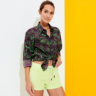 Imagen de Mujer Autros Liso - Pantalón corto de tejido terry de color liso para mujer, Coriander vista frontal desgastada Imagen de Mujer Autros Liso - Pantalón corto de tejido terry de color liso para mujer, Coriander vista frontal desgastada