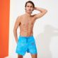 foto di Uomo Classico Stampato - Costume da bagno uomo 2010 Sonar, Hawaii blue vista frontale indossata foto di Uomo Classico Stampato - Costume da bagno uomo 2010 Sonar, Hawaii blue vista frontale indossata