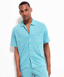 Unisex Linen Jersey Bowling Shirt Solid Heather azure 男性正面穿戴视图