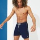 Imagen de Hombre Clásico Liso - Bañador de color liso para hombre - Vilebrequin x Highsnobiety, Deep blue vista frontal desgastada Imagen de Hombre Clásico Liso - Bañador de color liso para hombre - Vilebrequin x Highsnobiety, Deep blue vista frontal desgastada