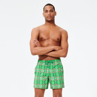 Imagen de Hombre Clásico Bordado - Bañador con bordado Sweet Fishes para hombre - Edición limitada, Hierba verde vista frontal desgastada Imagen de Hombre Clásico Bordado - Bañador con bordado Sweet Fishes para hombre - Edición limitada, Hierba verde vista frontal desgastada